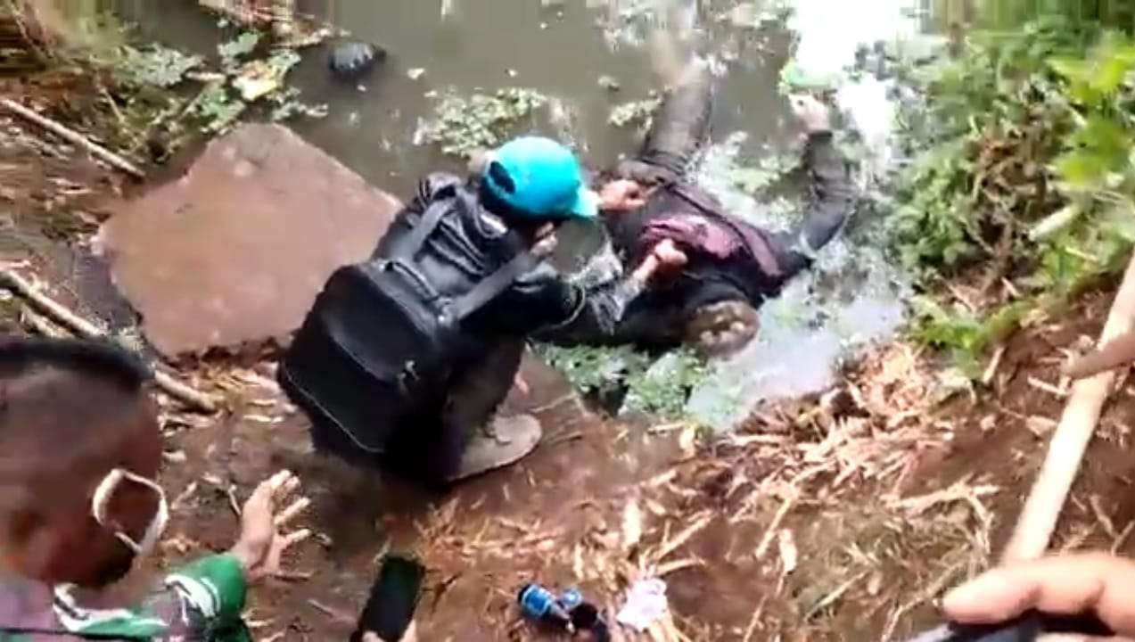 Slamet Usman, warga Desa Laweyan, Kabupaten Probolinggo ditemukan tewas di sungai. (Foto: Ikhsan Mahmudi/Ngopibareng.id)