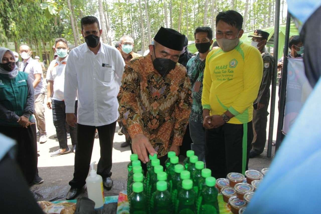 Sejumlah produk kewirausahaan Pesantren Riyadlus Sholihin saat ditinjau Menko PMK, Muhadjir Effendy. (Foto: ist)