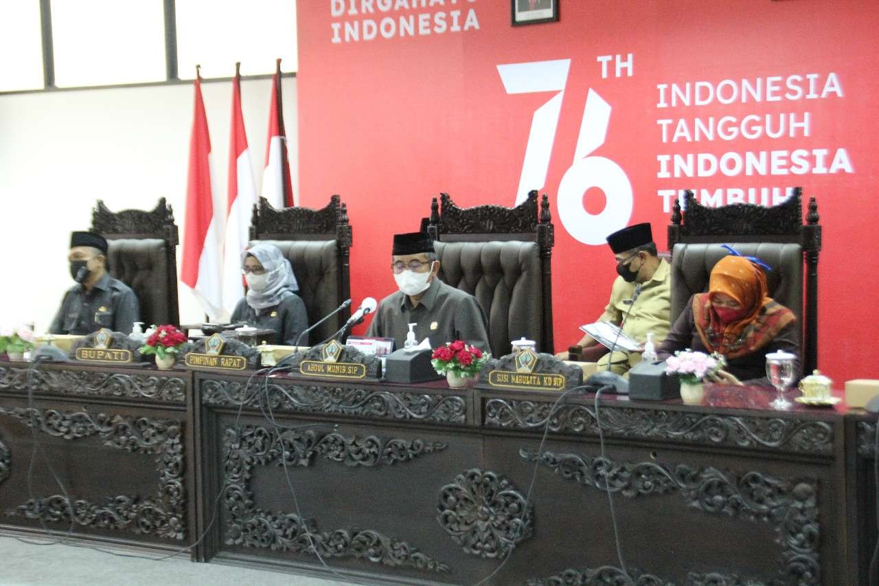 Rapat Paripurna DPRD Kabupaten Blitar dengan agenda penyapaian nota keuangan RAPBD Bupati Blitar. (Foto: Choirul Anam/Ngopibareng.id)