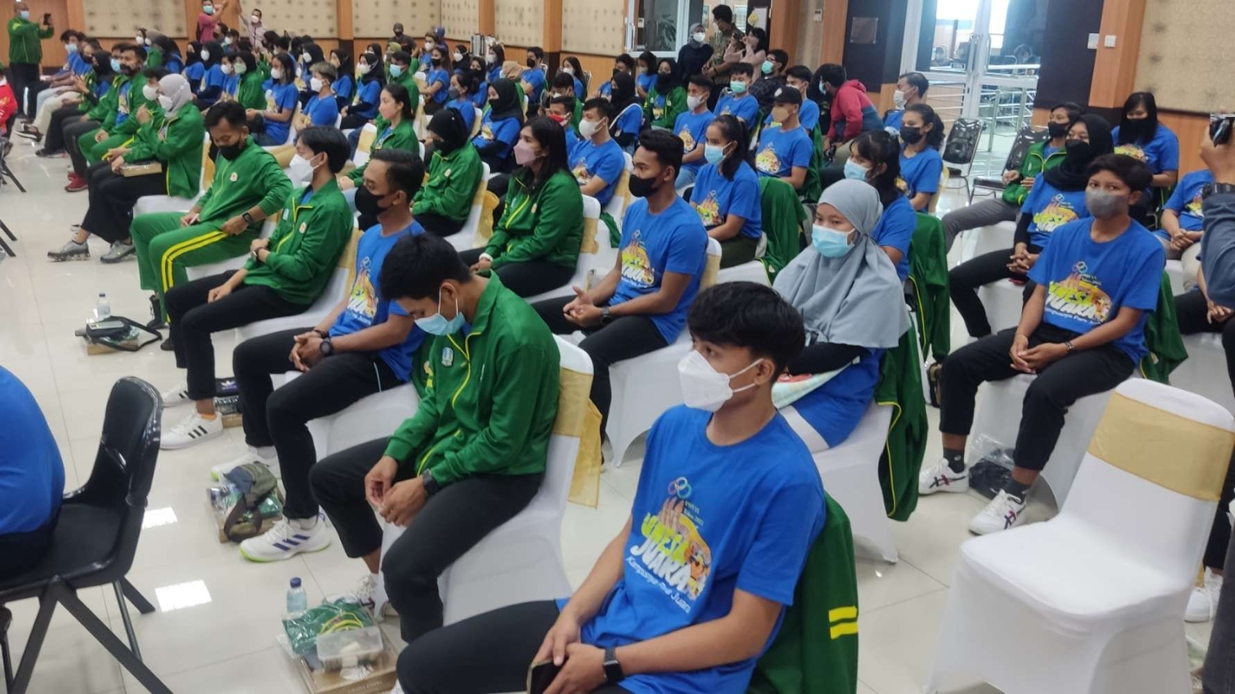 Mahasiswa Unesa sekaligus atlet di PON saat mengikuti acara seremonial pemberian bonus di Gedung Rektorat Unesa, Surabaya, Selasa 2 November 2021. (Foto: Fariz Yarbo/Ngopibareng.id)