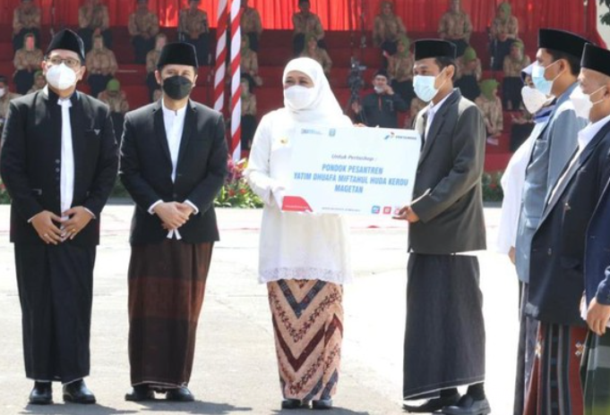 Gubernur Jawa Timur Khofifah Indar Parawansa menjadi inspektur upacara untuk memperingati Hari Santri, Jumat 22 Oktober 2021. (Foto: Dtk)