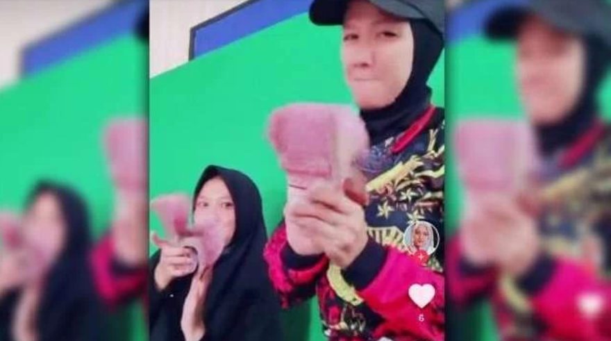 Eci Agus Sugiyarso pamer segepok duit di TikTok, suami dicopot dari jabatannya sebagai Kapolres Tebing Tinggi. (Foto: Tangkapan layar TikTok)