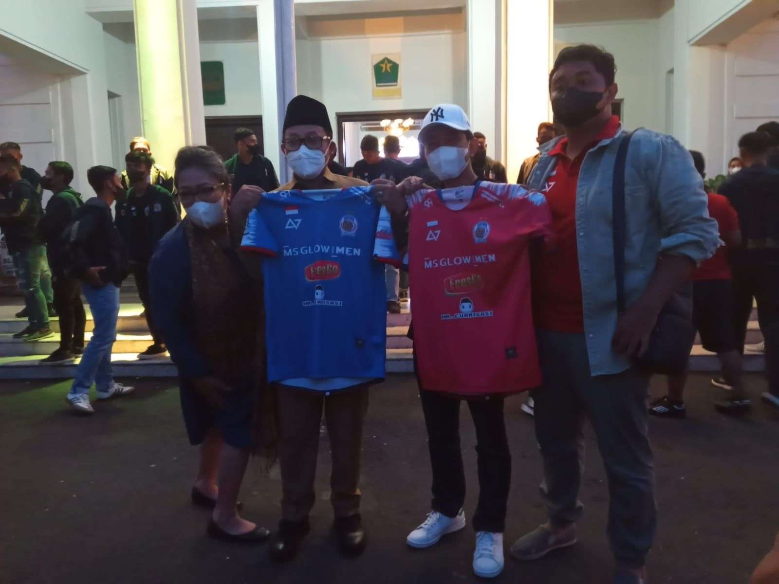 Pemilik PT Arema Indonesia (dari kiri ke kanan) Novi Acub Zaenal; Walikota Malang, Sutiaji; Sekretaris J99 Corp; Sidik Widjanarko; dan anak mendiang Lucky Acub Zaenal pamerkan jersey Arema Indonesia. (Foto: Lalu Theo/Ngopibareng.id)