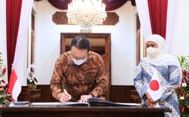 Gubernur Jawa Timur Khofifah Indar Parawansa menerima Duta Besar (Dubes) Jepang untuk Indonesia H.E.Kanasugi Kenji. (Foto: Sindo)