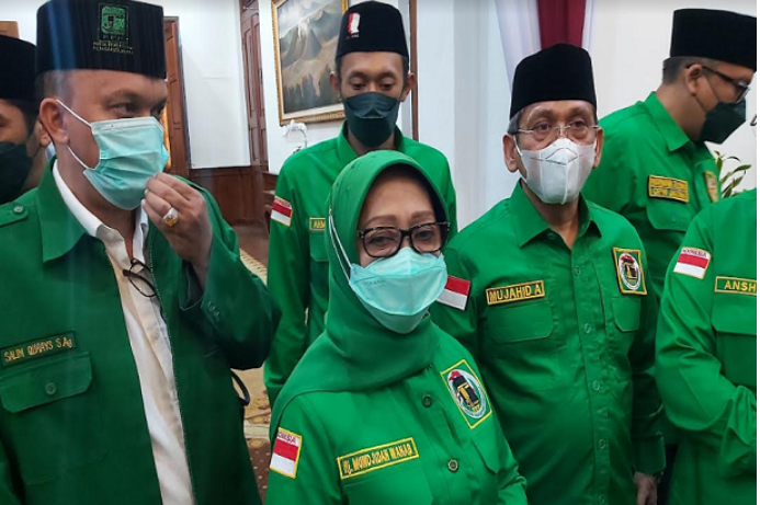 Ketua DPW PPP Jatim, Munjidah Wahab (tengah) usai pertemuan dengan Gubernur Jatim Khofifah Indar Parawansa di Gedung Negara Grahadi. ( Foto: Sindo)