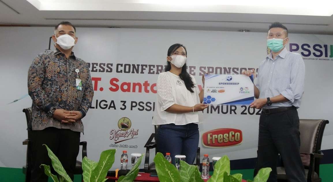 Sekretaris PSSI Jatim Dyan Puspito Rini bersama regional promotion manager PT Santos Jaya Abadi Bobby Irwanto (kanan) dan Indra Iswanto selaku