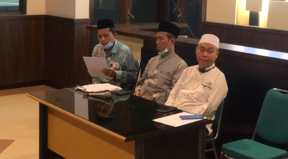 Pengurus PWNU Jatim saat membacakan hasil Bahtsul Masail. (Foto: Andhi Dwi/Ngopibareng.id)