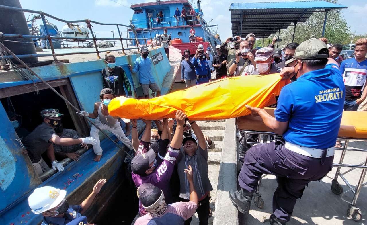 Jenazah Hendrik, nakhoda KM Pulau Kijang saat didaratkan di Pelabuhan Perikanan Pantai (PPP) Mayangan, Kota Probolinggo. (Foto: Ikhsan Mahmudi/Ngopibareng.id)