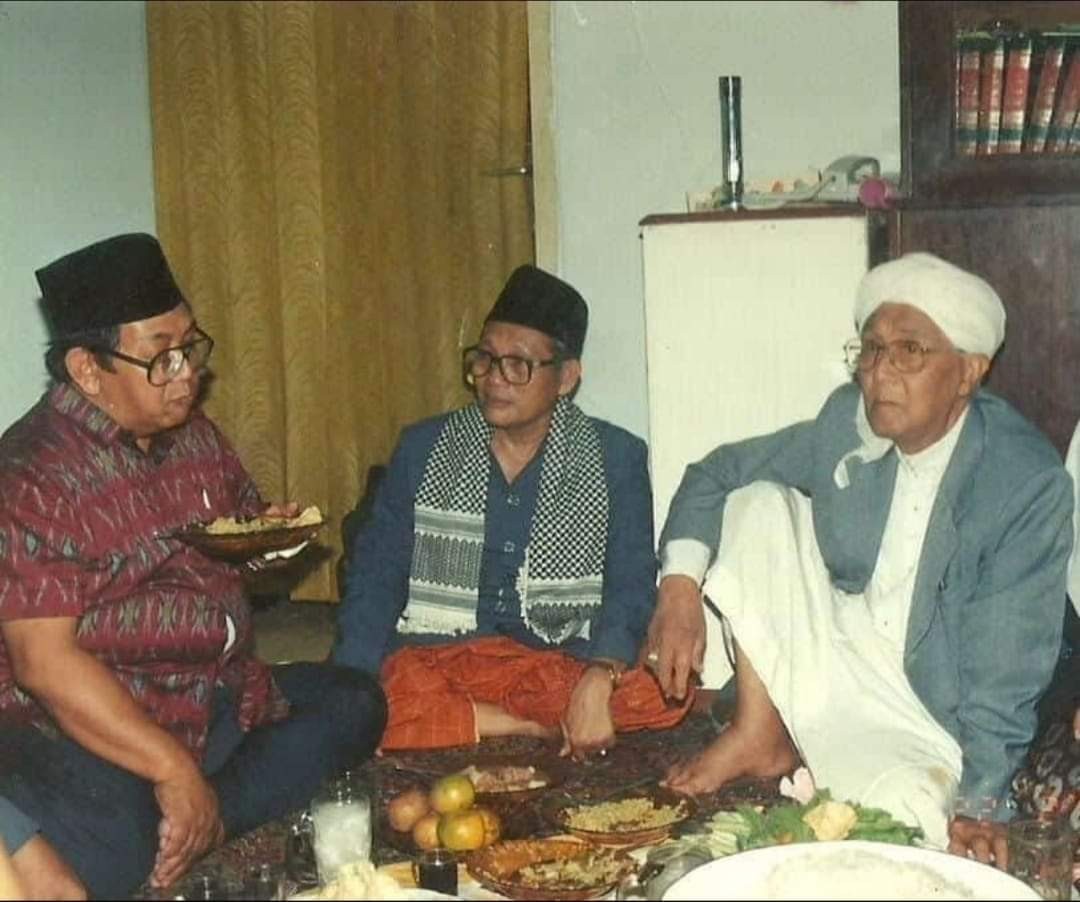 Gus Dur santai makan bersama para kiai pesantren. (Foto: Istiemwa)