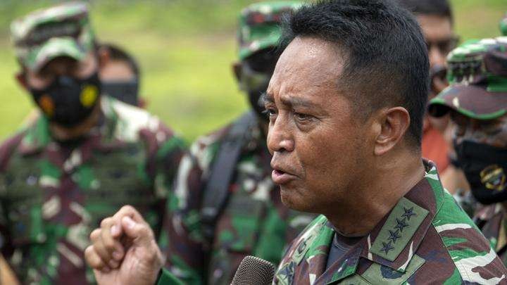 Kepala Staf Angkatan Darat (KSAD) Jenderal TNI Andika Perkasa (kanan) menjawab pertanyaan wartawan usai menghadiri puncak Latihan Antar Kecabangan TNI AD Kartika Yudha Tahun 2020 di Pusat Latihan Tempur (Puslatpur) TNI AD Baturaja Timur, Ogan Komering Ulu (OKU), Sumatera Selatan, Kamis 26 November 2020. (Foto: Antara/Nova Wahyudi)