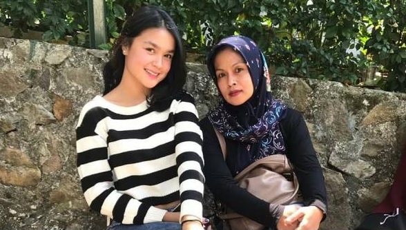 Foto kenangan Erlina Oktarini dengan putrinya, Hanna Kirana. (Foto: Istimewa)