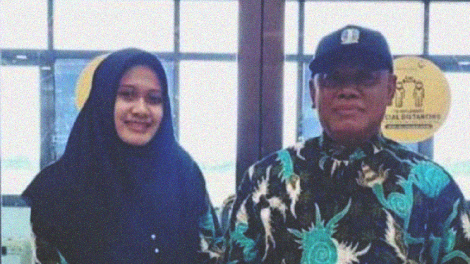 Alfina Rahma Mawaddah bersama KH. Muh. Fuad (almarhum), gurunya. (Foto: Istimewa)