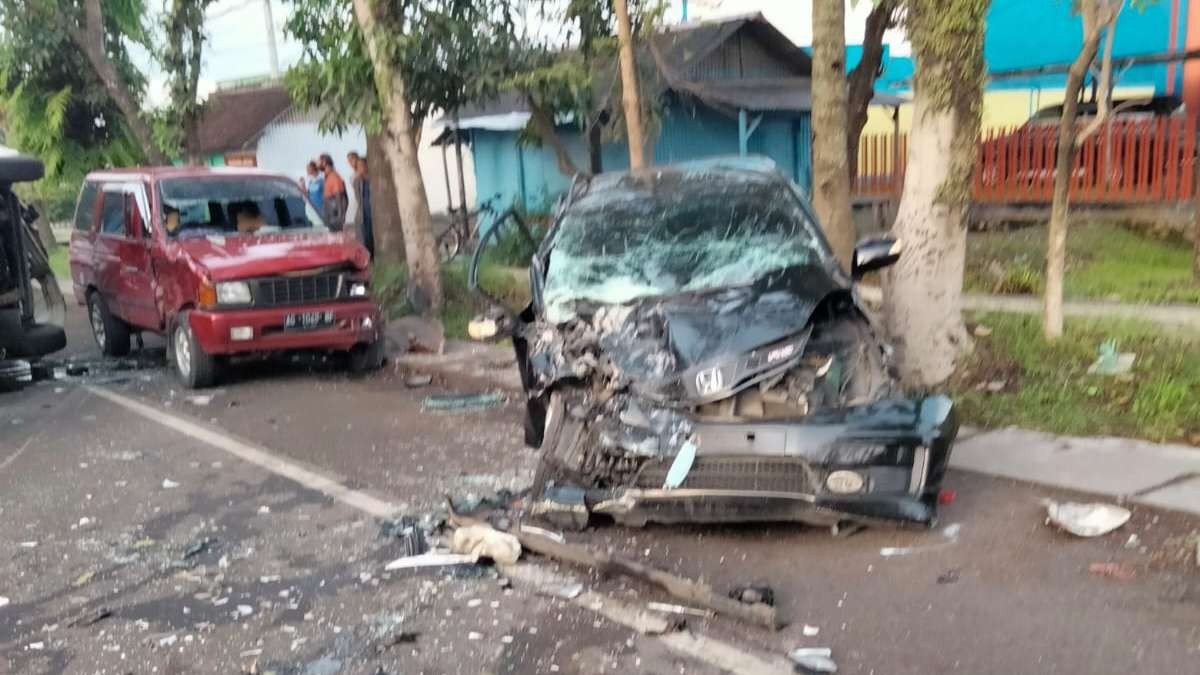 Satu unit mobil Honda Jazz pasca mengalami kecelakaan lalu-lintas di Malang (Foto: Istimewa)