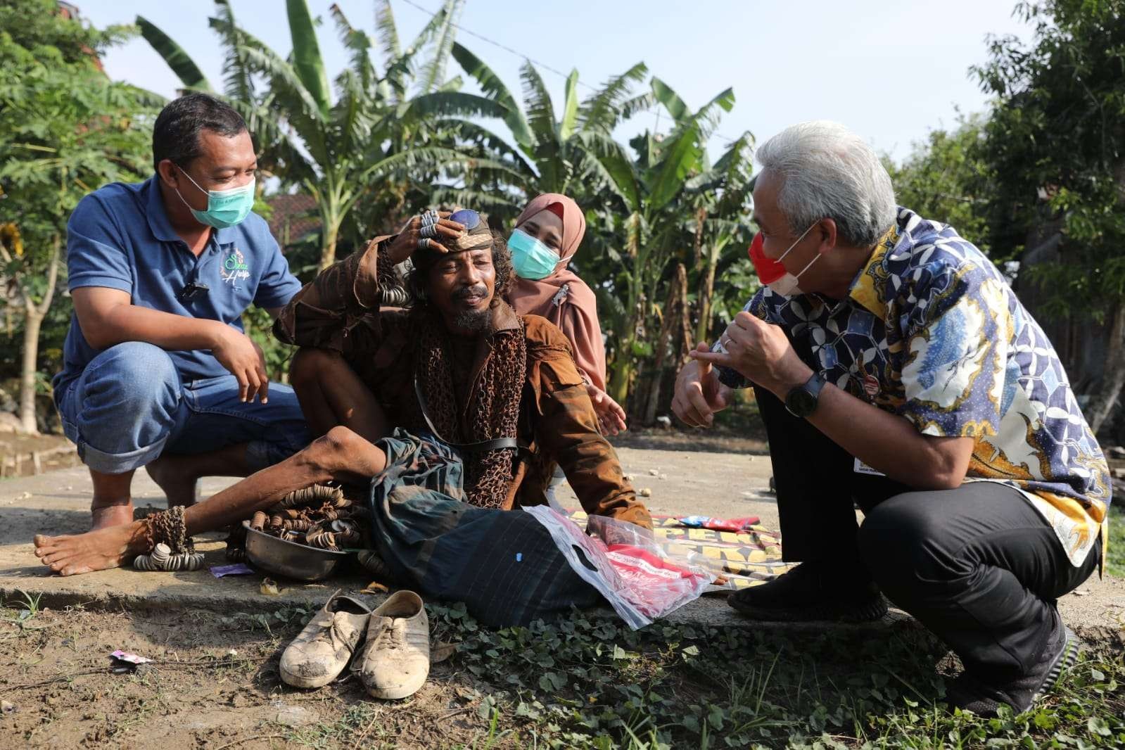 Ganjar melihat Adi merawat ODGJ di Demak. (Foto: Dok Jateng)