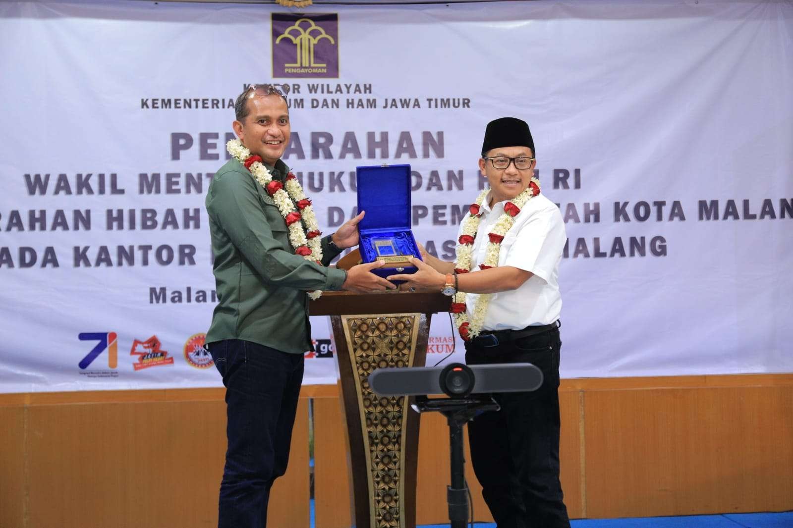 Penyerahan simbolis Kanim Kelas I Malang dari Walikota Sutiaji ke Wamenkemenkumham. (Foto: Dok. Kemenkumham RI)