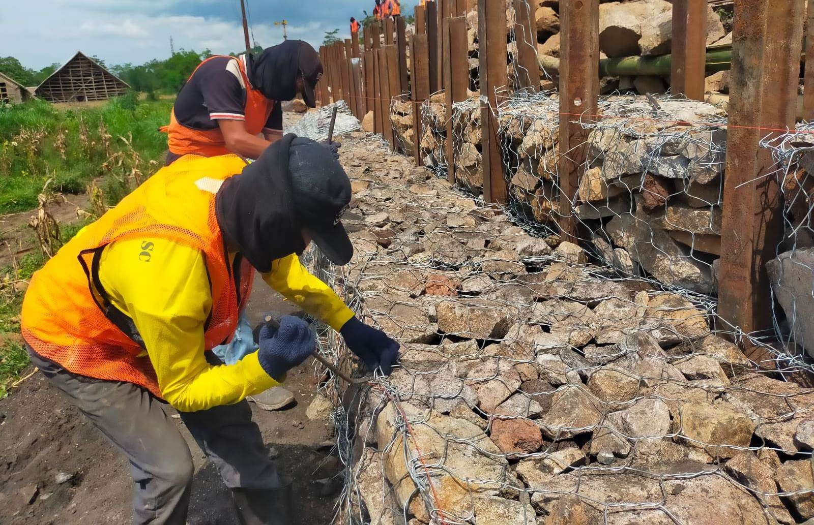 Pemasangan bronjong di salah satu titik rawan bencana untuk mencegah terjadinya bencana si sepanjang jalur kereta api. (Foto: Istimewa)