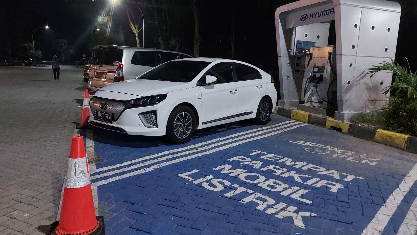 Mobil listrik dan stasiun pengisian daya listriknya. (Foto: Joko Intarto/Ngopibareng.id)