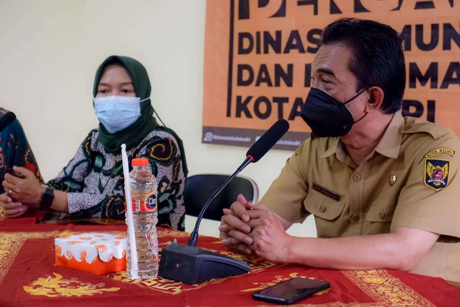 Kepala Dinas Komunikasi dan Informatika Kota Kediri Apip Pramana bersama anggota Bawaslu (Foto: Istimewa)