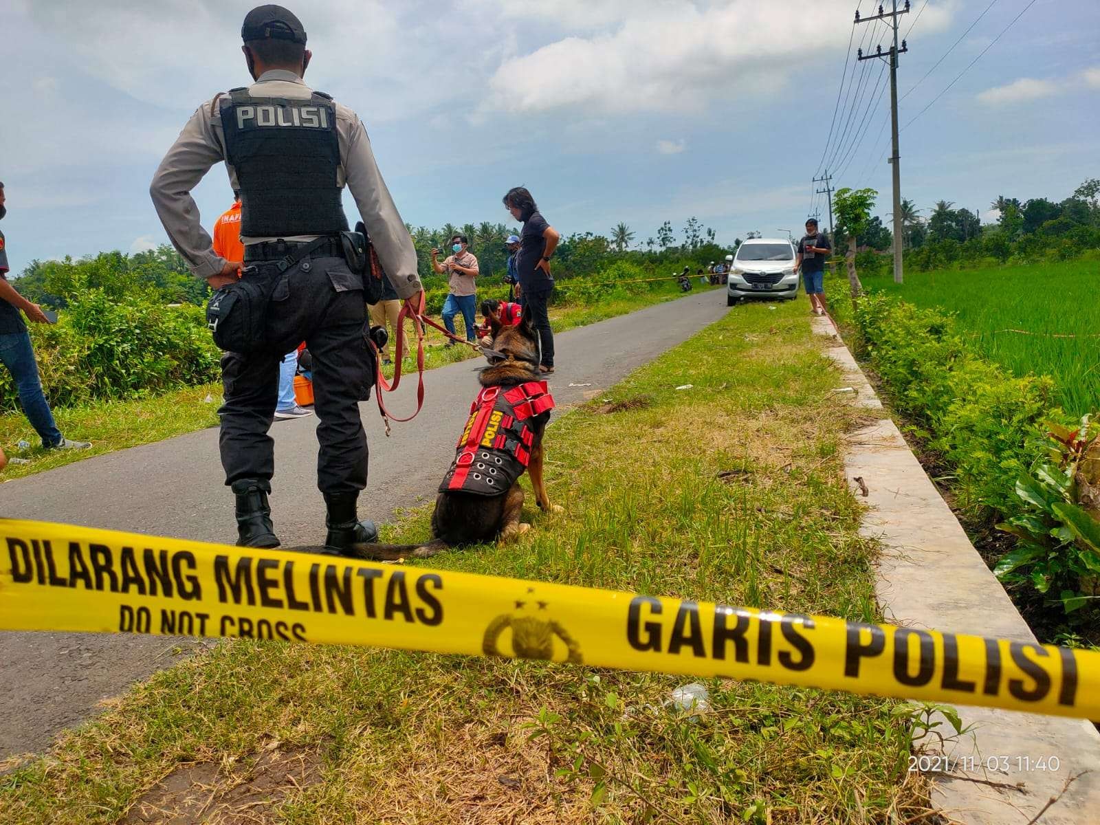 Satreskrim dibantu Satsamapta Polres Jember melakukan olah TKP lanjutan di lokasi penemuan mayat (Foto: Istimewa)