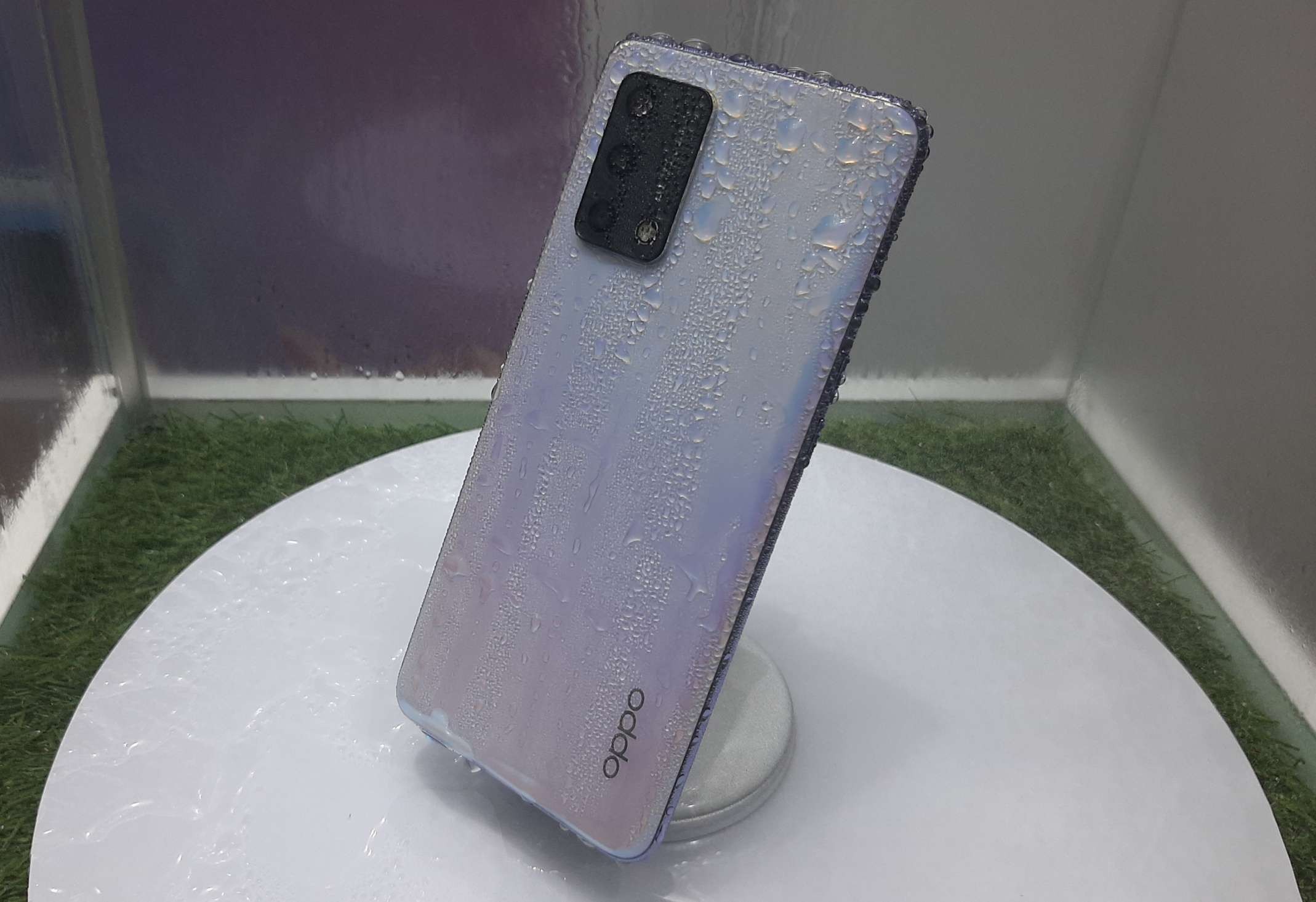 Perangkat baru OPPO A95 dengan vitur anti cipratan air, anti sidik jari, dan RAM Expansion. (Foto: Pita Sari/Ngopibareng.id)