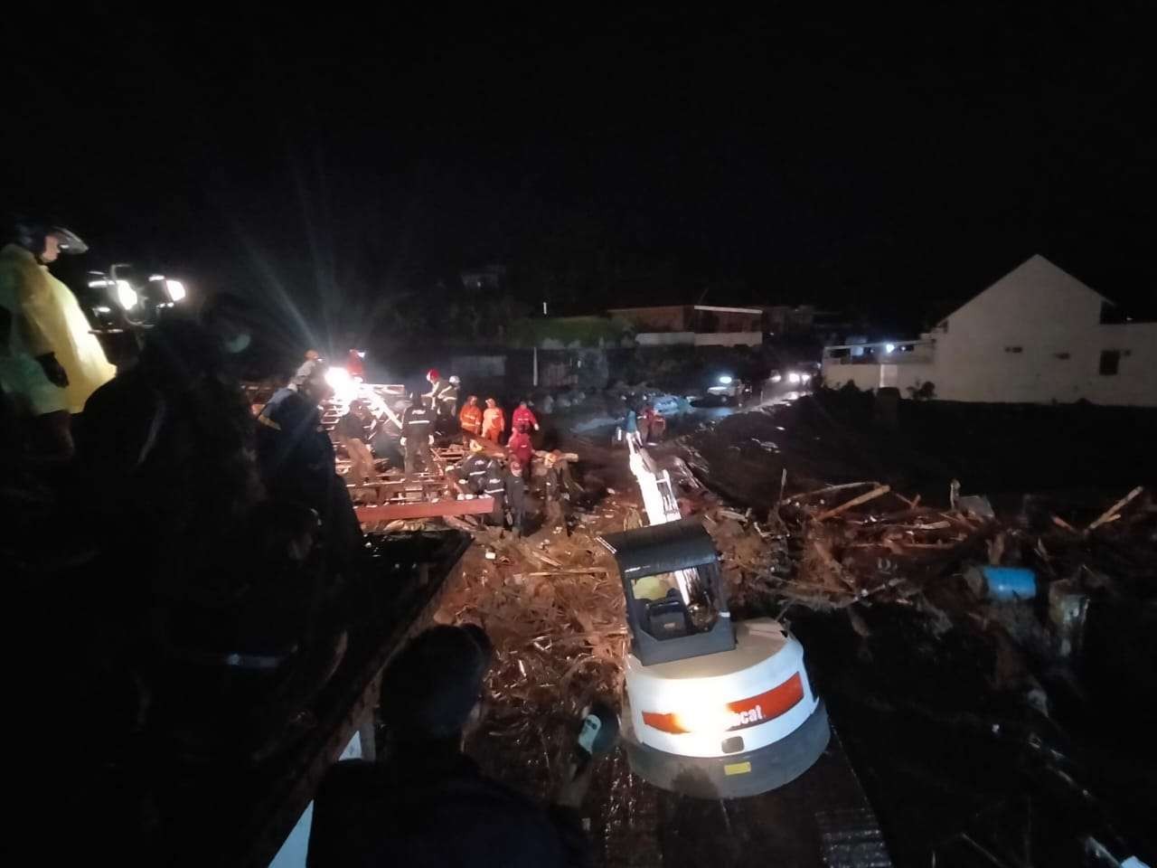 Petugas dari BPBD Kota Batu saat membersihkan material akibat banjir bandang (Foto: Lalu Theo/Ngopibareng.id)