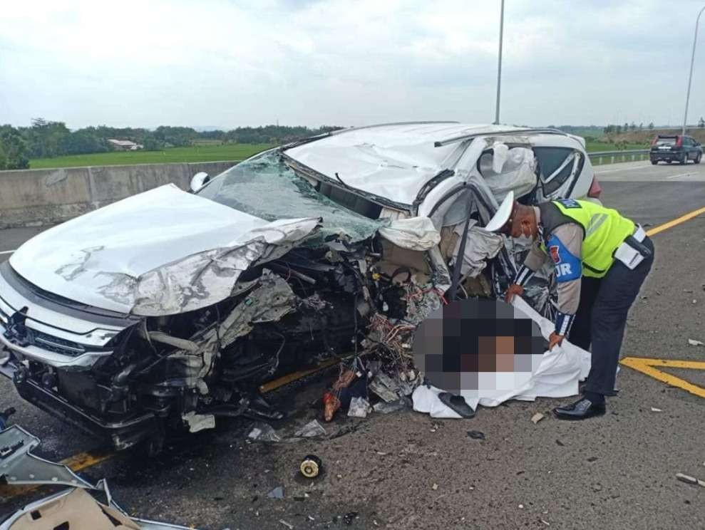 Kondisi mobil Mitsubishi Pajero warna putih yang ditumpangi Vanessa Angel bersama suami dan tiga orang lainnya. (Foto: Istimewa)