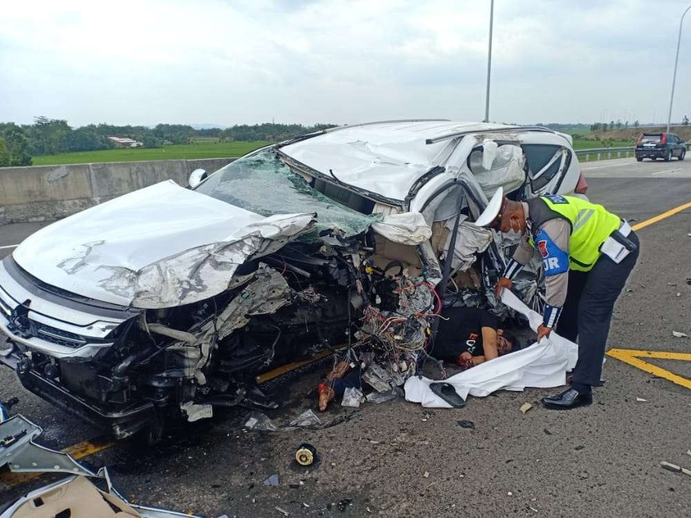 Mobil Vanessa yang mengalami laka lantas di Tol Nganjuk ringsek. (Foto: Istimewa)