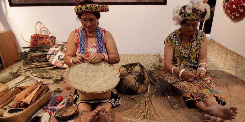 Seni menganyam suku Dayak. (Foto: Istimewa)