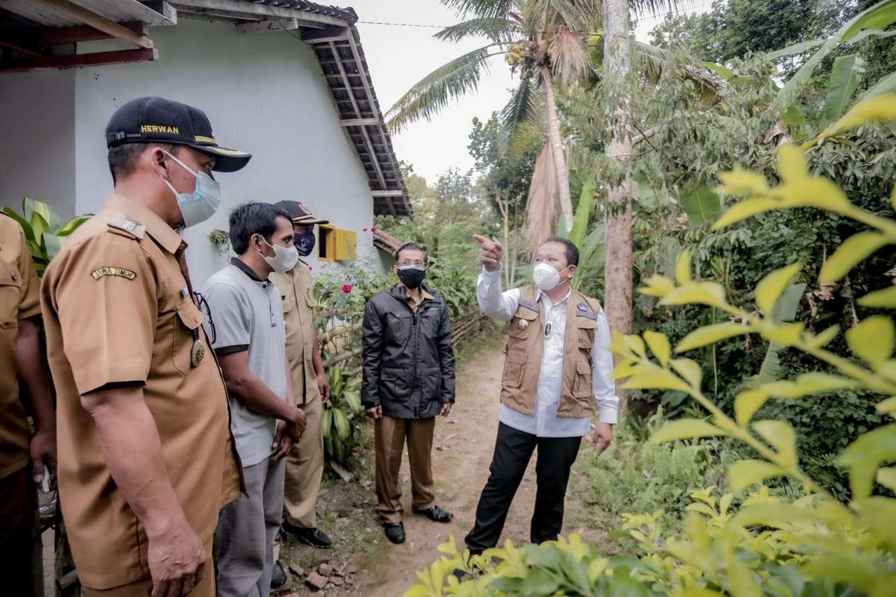 Bupati Jember Hendy Siswanto mengunjungi warga Dusun Rayap, Selasa, 12 Oktober 2021 (Foto: Dok Humas Pemkab Jember)