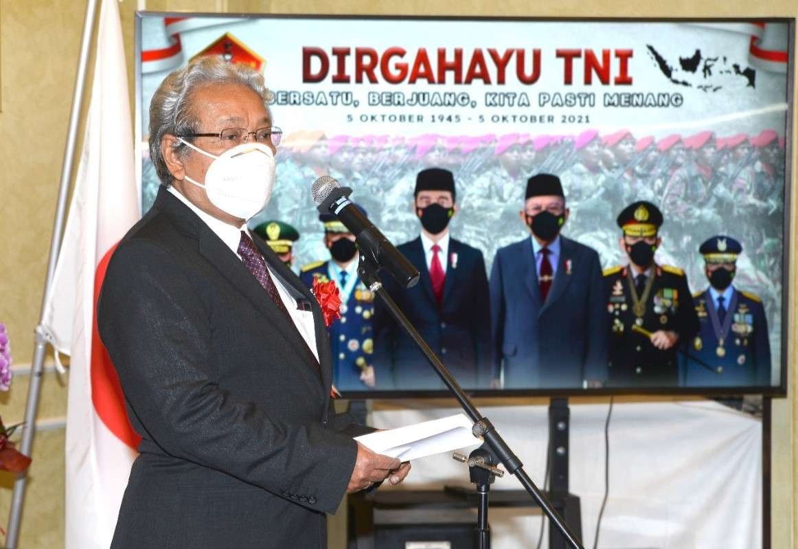 Dubes RI untuk Jepang Heri Akhmadi memberikan sambutan dalam Resepsi Peringatan HUT ke-76 TNI di Wisma Duta KBRI Tokyo. (Foto: Dok KBRI)