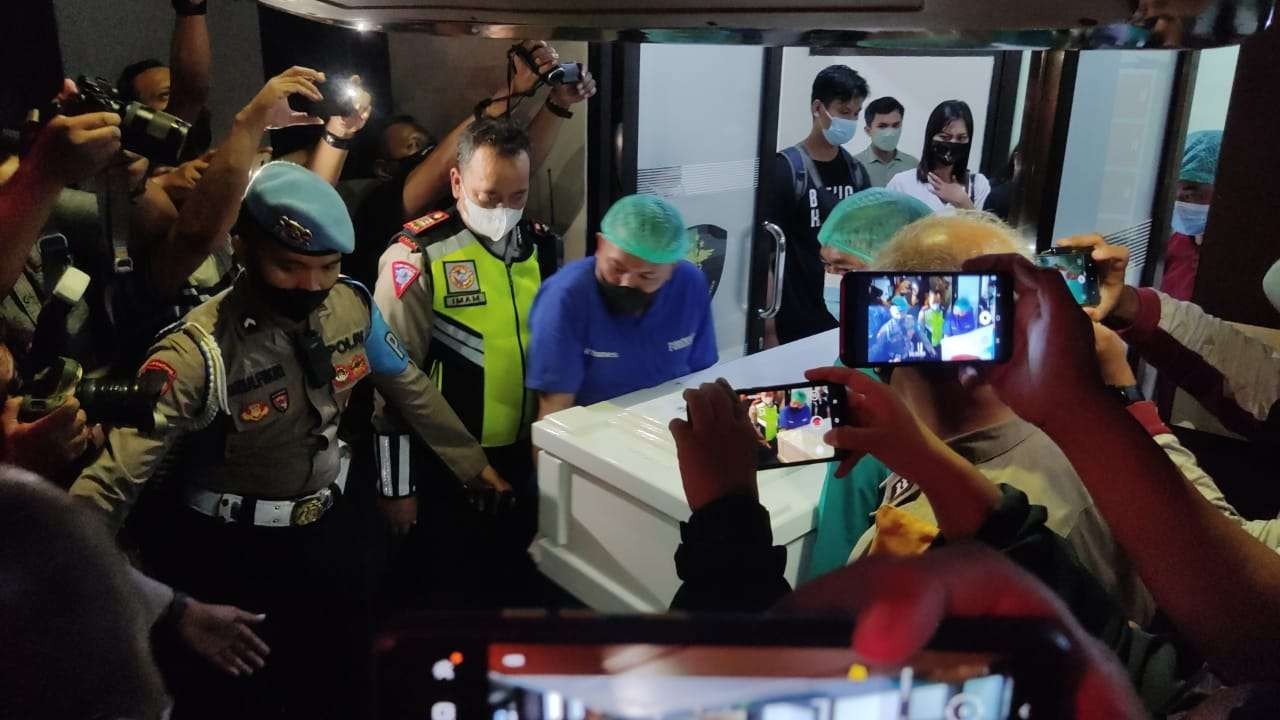 Jenazah Vanessa Angel diberangkatkan dari Surabaya ke Jakarta menggunakan jalur darat. (Foto: Fariz Yarbo/Ngopibareng.id)