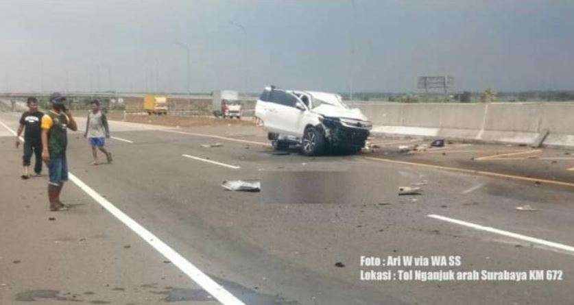 Pajero putih yang mengalami celaka di tol Nganjuk KM 672. Pajero ini diduga ditumpangi Vanessa Angel. (Foto: Istimewa)