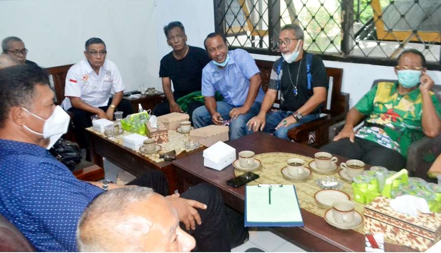 Tiga pengurus KONI Jatim berdiskusi dengan perwakilan pengprov dan pengurus KONI Bondowoso usai meninjau venue 7 cabor Porprov VII 2022 di Bondowoso. (foto: guido/ngopibareng.id)