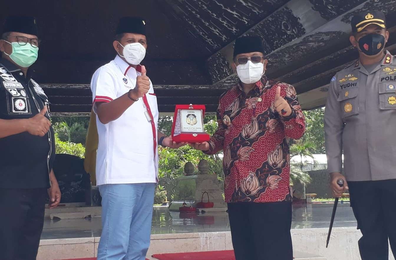 Wamenkumham (baju putih) menerima cinderamata dari Walikota Blitar dalam kunjungan kerjanya, Kamis, 4 November 2021. (Foto: Choirul Anam/Ngopibareng.id)