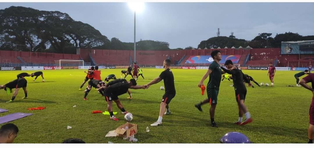 Pemain Persik Kediri berlatih jelang melawan Persiraja Banda Aceh. (Foto: Fendhy Plesmana/Ngopibareng.id)