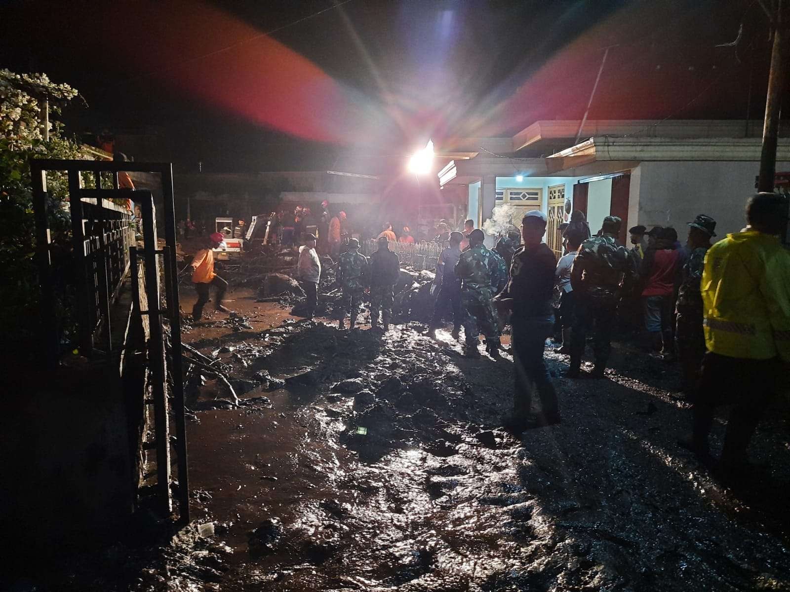 Proses pembersihan material lumpur akibat banjir bandang oleh petugas gabungan di Dusun Sambong, Desa Bulukerto, Kota Batu (Foto: Lalu Theo/ngopibareng.id)