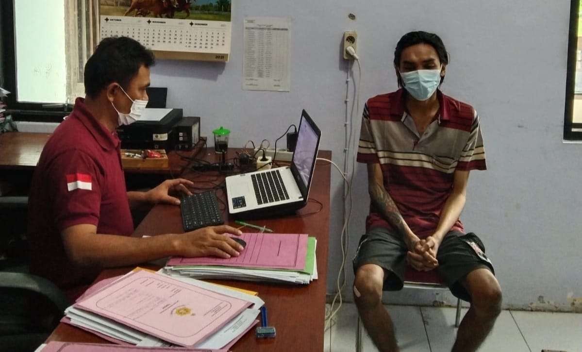 Tersangka menjalani pemeriksaan di Polsek Rambipuji (Foto:Istimewa)