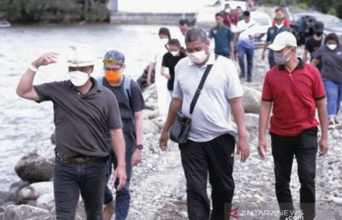 Utusan KONI Jatim didampingi pengurus KONI Situbondo saat meninjau venue cabor voli pantai, renang laut, dan olahraga bawah laut (OBA) di kawasan Wisata Pasir Putih Water Sport. (Foto: KONI Situbondo)