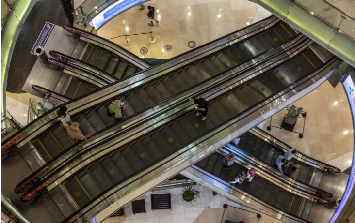 Pengunjung berada di dalam mal Grand Indonesia, Jakarta, Rabu 3 November 2021). (Foto: Antara/Aprillio Akbar)