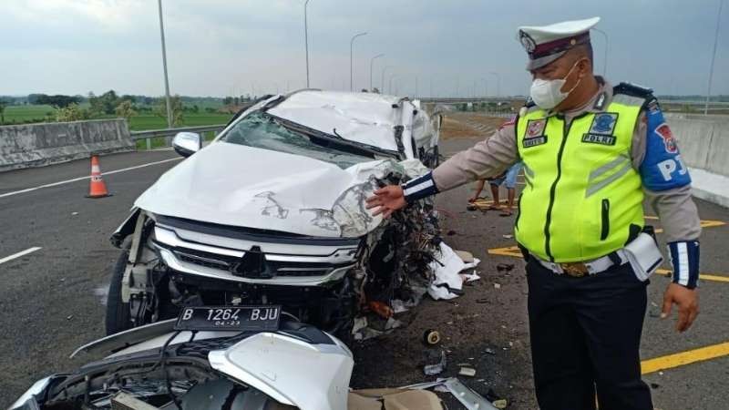 Aparat kepolisian melakukan evakuasi mobil Mitsubishi Pajero Sport bernopol B 1264 BJU, yang ditumpangi artis Vanessa Angel di Tol Jombang, Jawa Timur, Kamis 4 November 2021. (Foto: Istimewa)