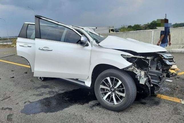 Kondisi mobil Vanessa Angel ringsek dan ban pecah. (Foto: Istimewa)