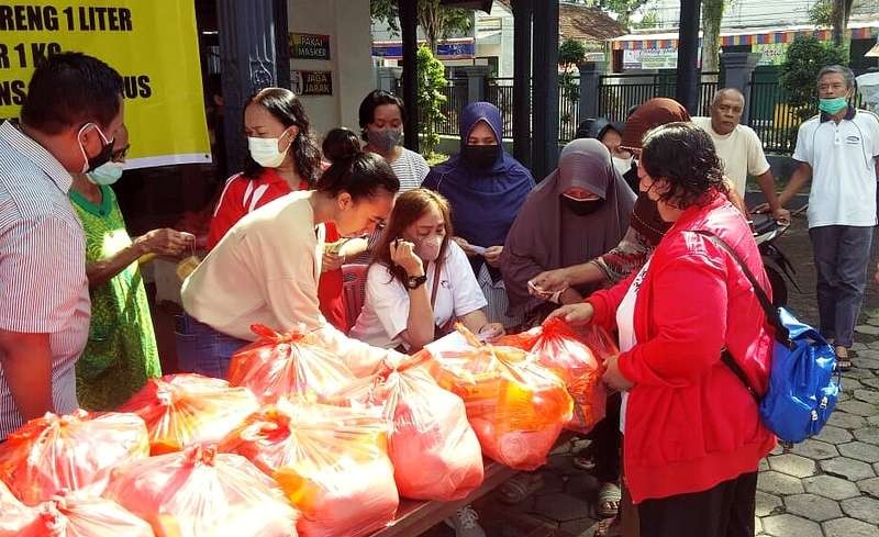 Pasar Murah Sembako GPIB Immanuel Bondowoso  mendapat respon positif dari warga sekitar di tengah melonjaknya harga sejumlah sembako beberapa ahri terakhir. (Foto: Guido Saphan/Ngopibareng.id)