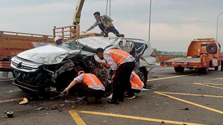 Petugas mengevakuasi mobil Pajero yang ditumpangi artis Vanessa Angel dan keluarganya usai mengalami kecelakaan di ruas tol Jombang-Mojokerto KM 672 arah Surabaya di Bandarkedungmulyo, Kabupaten Jombang, Jawa Timur, Kamis, 4 November 2021. Tiga penumpang lainnya, yang terdiri dari putra Vanessa, pengasuh anak dan sopir terluka dalam kecelakaan ini. (Foto: Antara/Syaiful Arif)