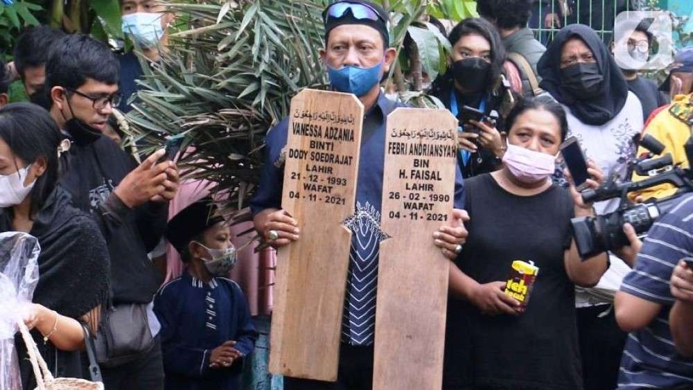 Umat Islam melaksanakan penguburan suami-istri dalam satu liang lahat. (Foto: Istimewa)