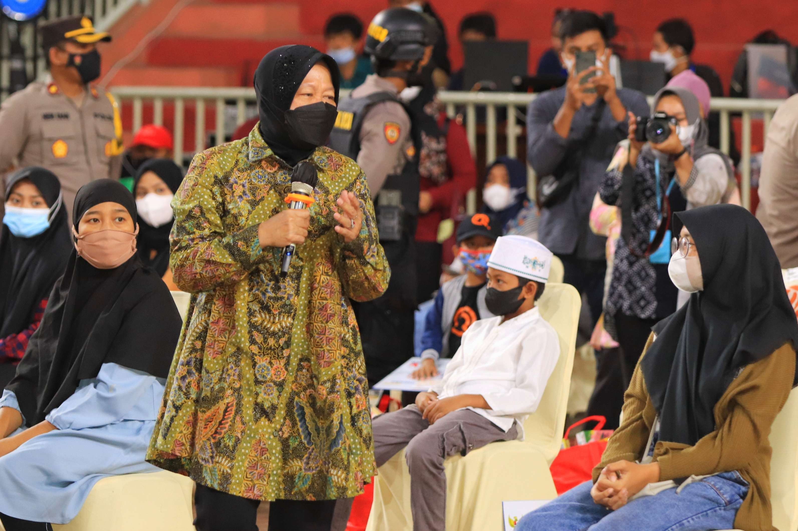 Meteri Sosial Tri Rismaharini berbincang dengan anak-anak yatim di Kota Pasuruan (dok Dinas Kominfo Kota Pasuruan)