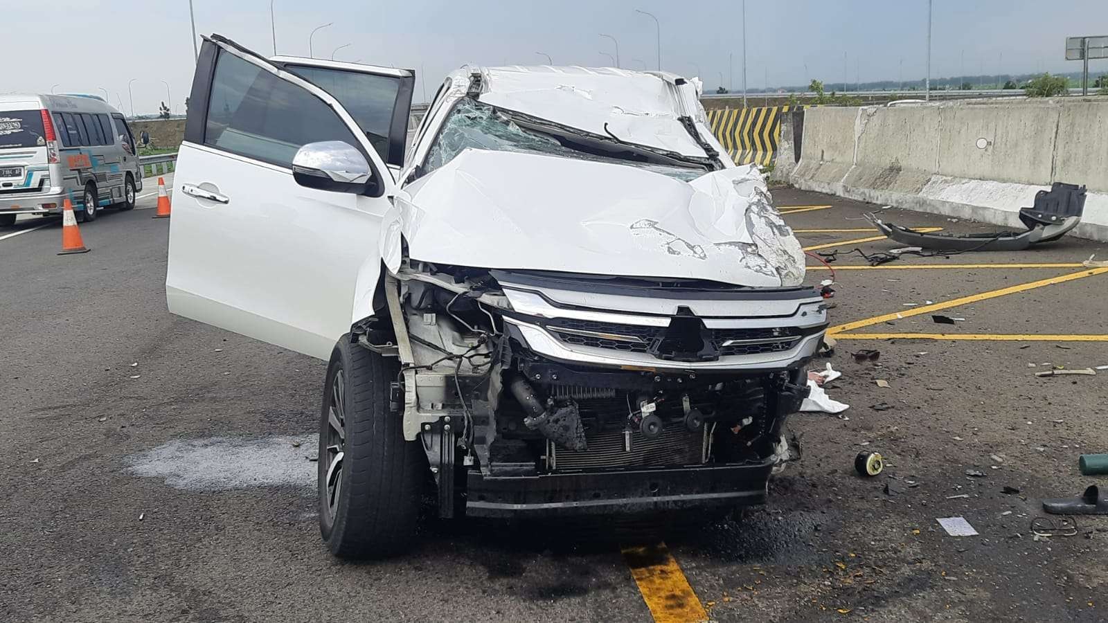 Pajero Sport putih yang ditumpangi Vanessa Angel ringsek setelah menabtak pembatas beton. (Foto: Istimewa)