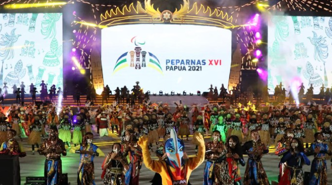 Tari-tarian dalam pembukaan Papernas Papua, Jumat 5 November 2021 malam. (Foto: Dok. Kemenpora)