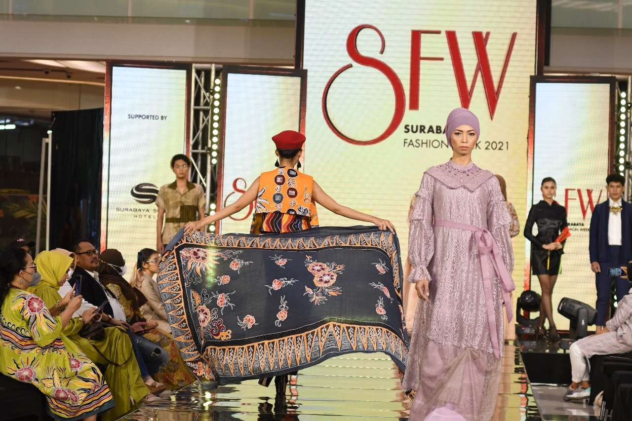 Gelaran fashion show di SFW 2021, penampilkan puluhan karya desainer salah satunya dres yang terinspirasi dari bunga lilac. (Foto: Istimewa)