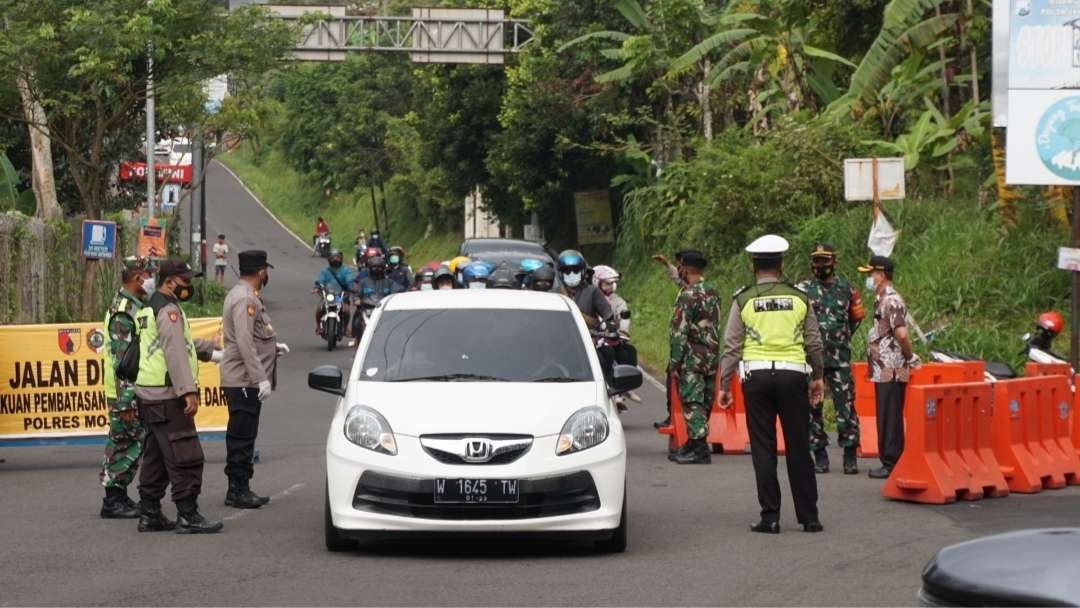 Penyekatan jalur menuju wisata Trawas.(Foto Dok. Ngopibareng.id)