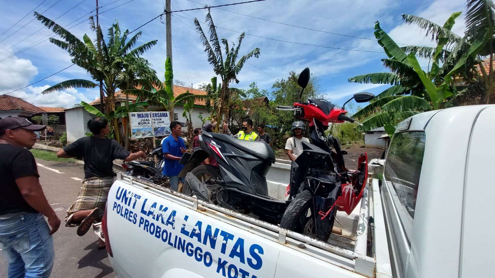 Polisi mengevakuasi motor Honda Beat, pasca kecelakaan lalu lintas yang menewaskan dua remaja. (Foto: Ikhsan Mahmudi/Ngopibareng.id)